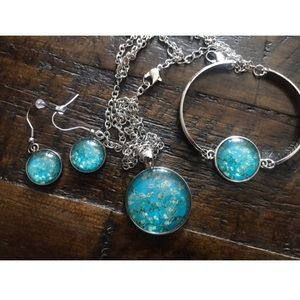 Necklace, earrings & bracelet set with free tote